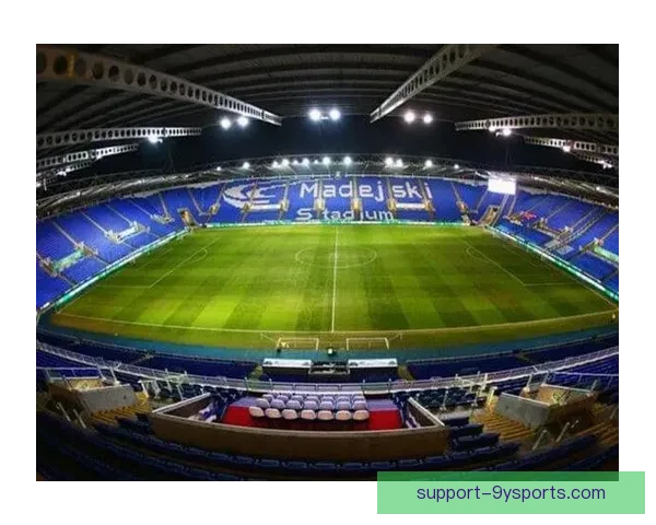 雷丁俱乐部新赛季备战动态与管理调整引发球迷广泛关注及未来发展前景讨论