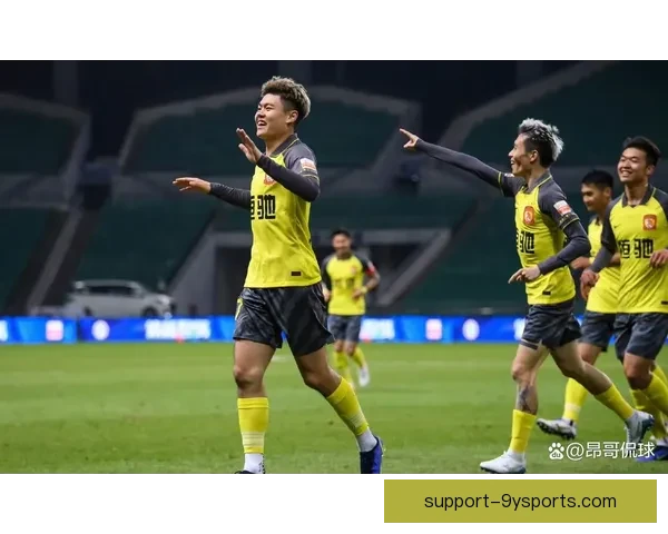 恒大逆转胜利引发球迷热议新赛季争冠格局生变